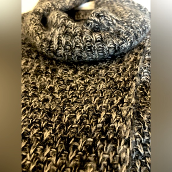 August Silk Turtleneck Scarf with Pockets - Picture 7 of 9